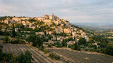 La Provence d'arrière-saison sur un mur : l'ocre de Moustiers et le cocon d'automne