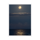 Affiche de La Réunion Lune Rousse sur l'Océan 50 × 70 cm / Blanc - photographie Franck Grondin